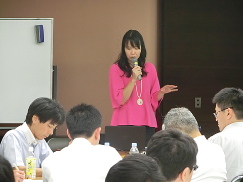 講演中の木野綾子弁護士
